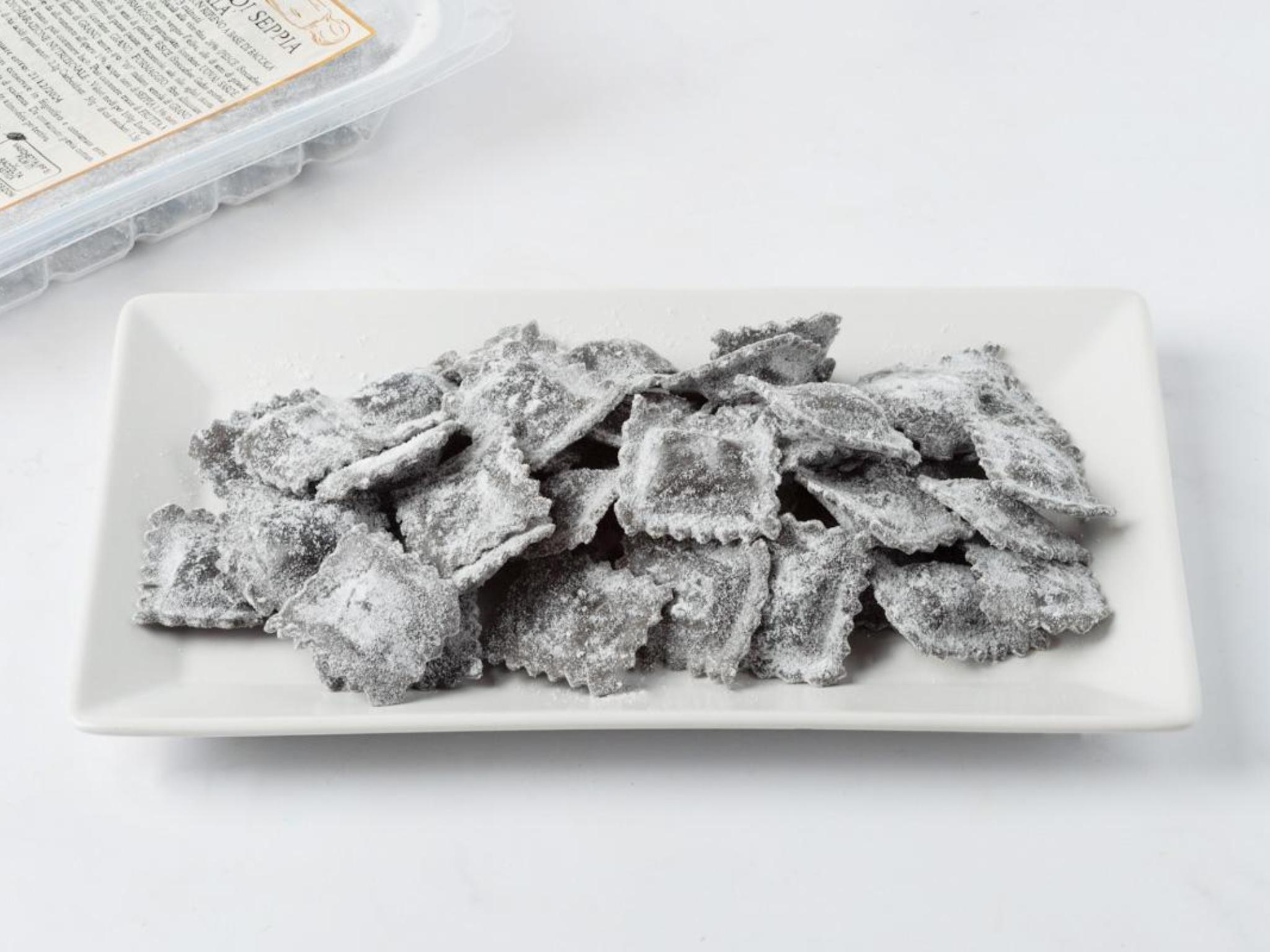 Ravioli al nero di seppia con baccalà