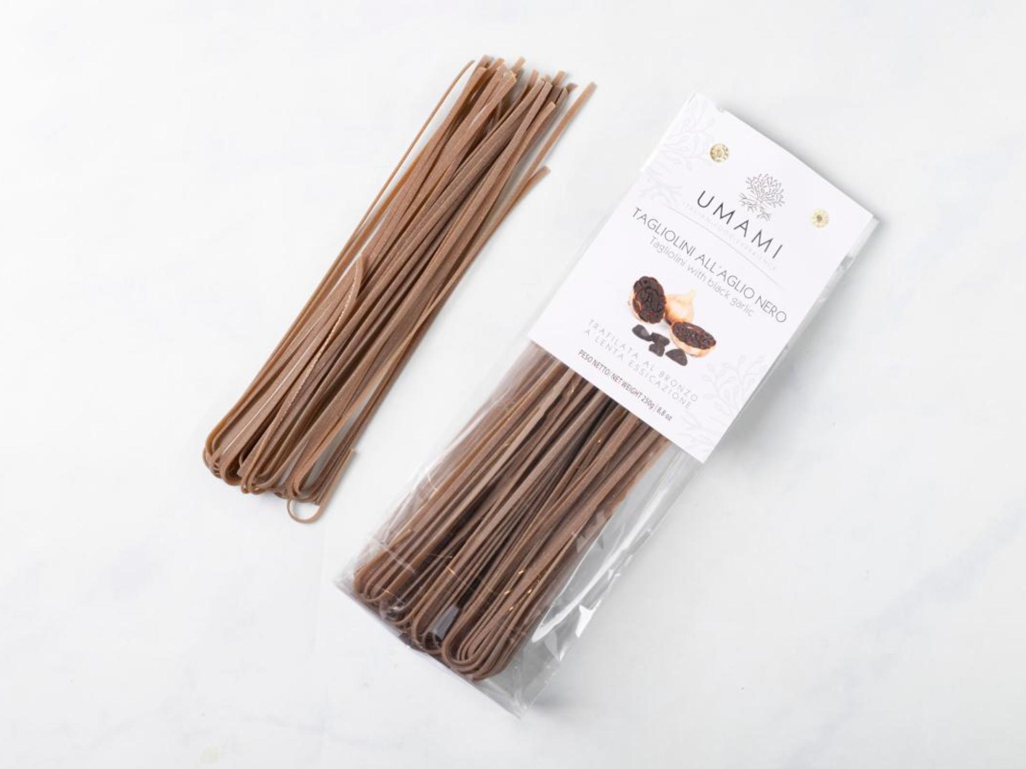 Tagliolini all'aglio nero