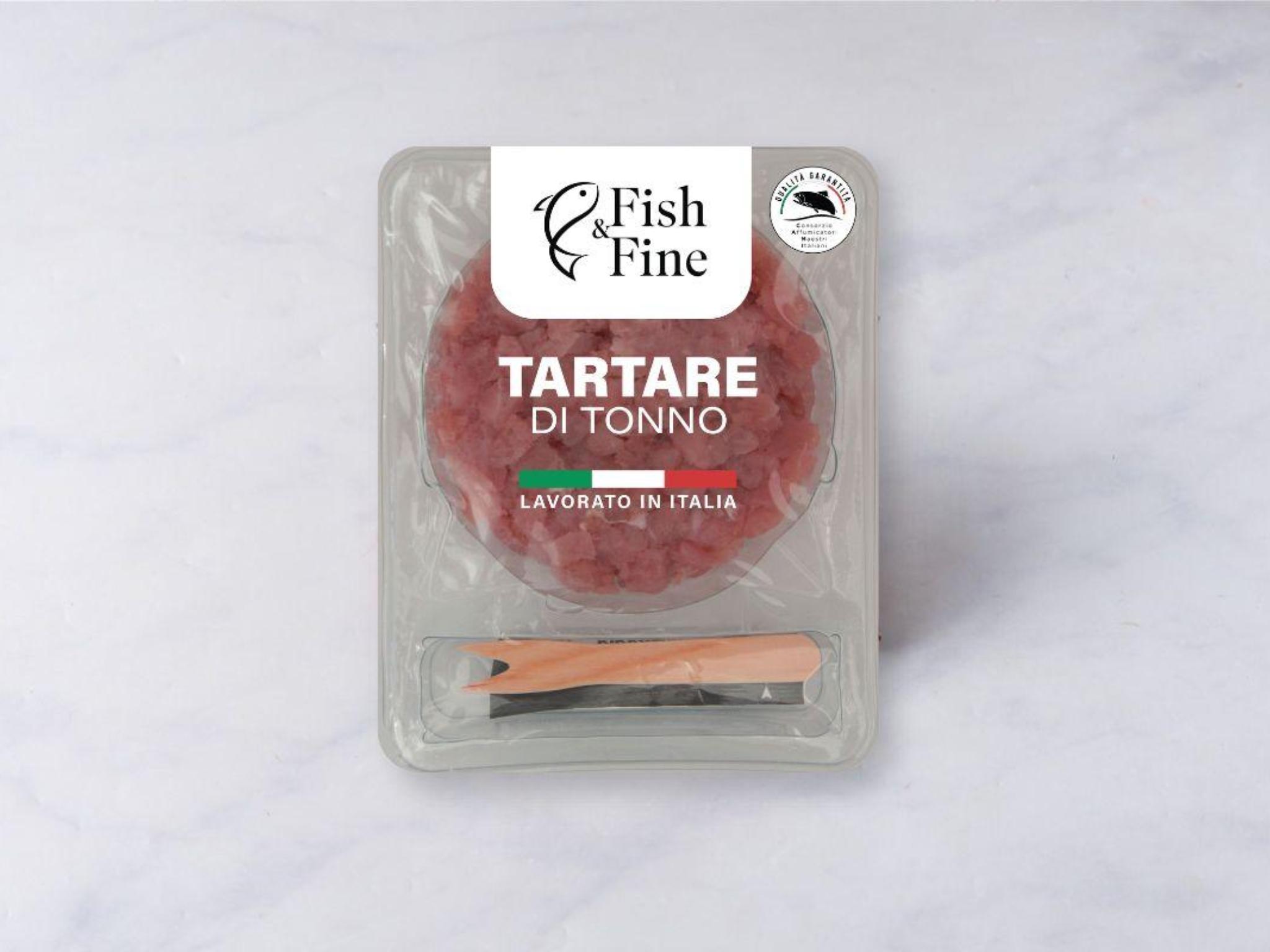 Tartare di tonno a pinne gialle con salsa di soia e forchetta