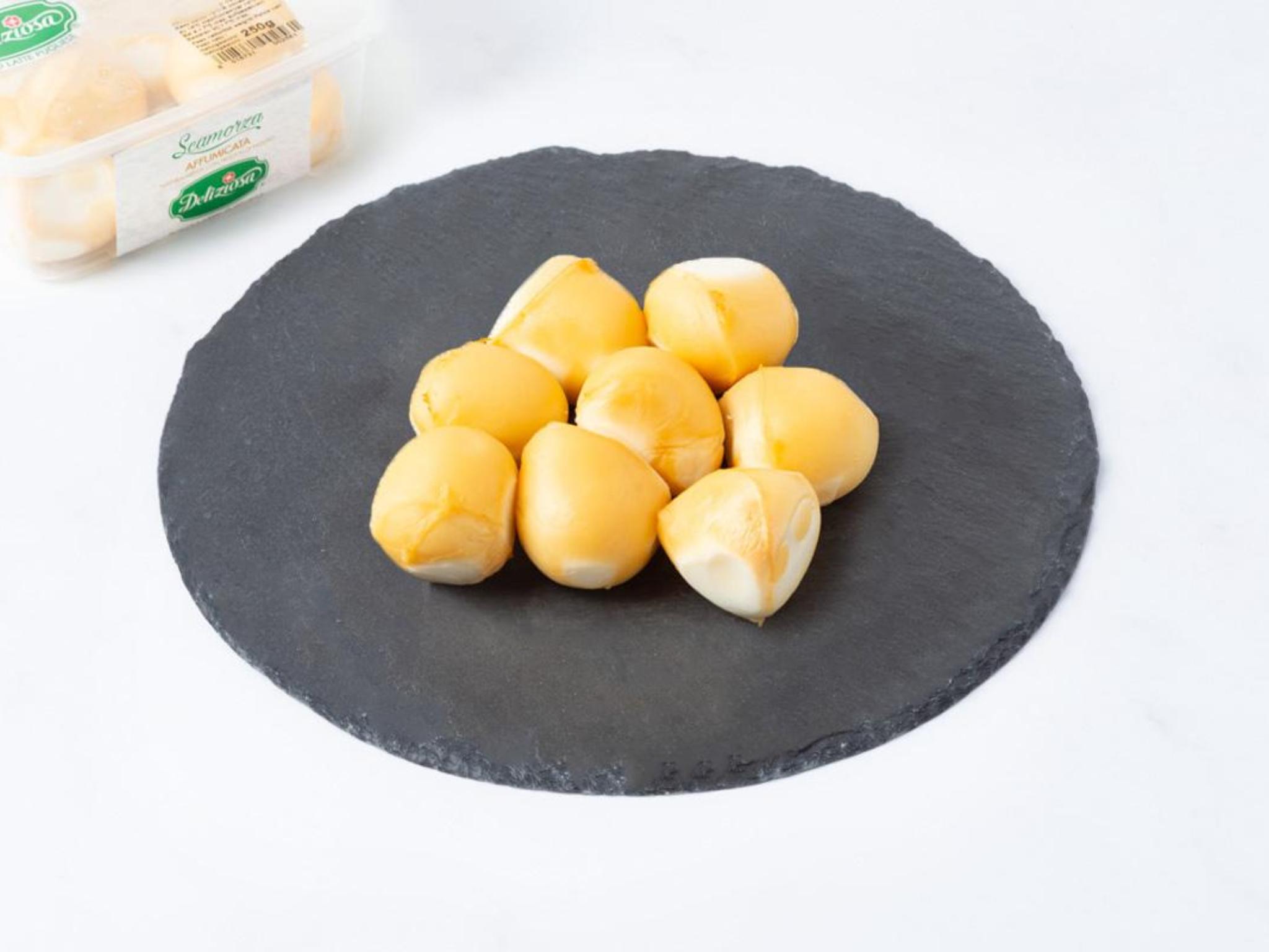 Scamorzine affumicate di latte pugliese