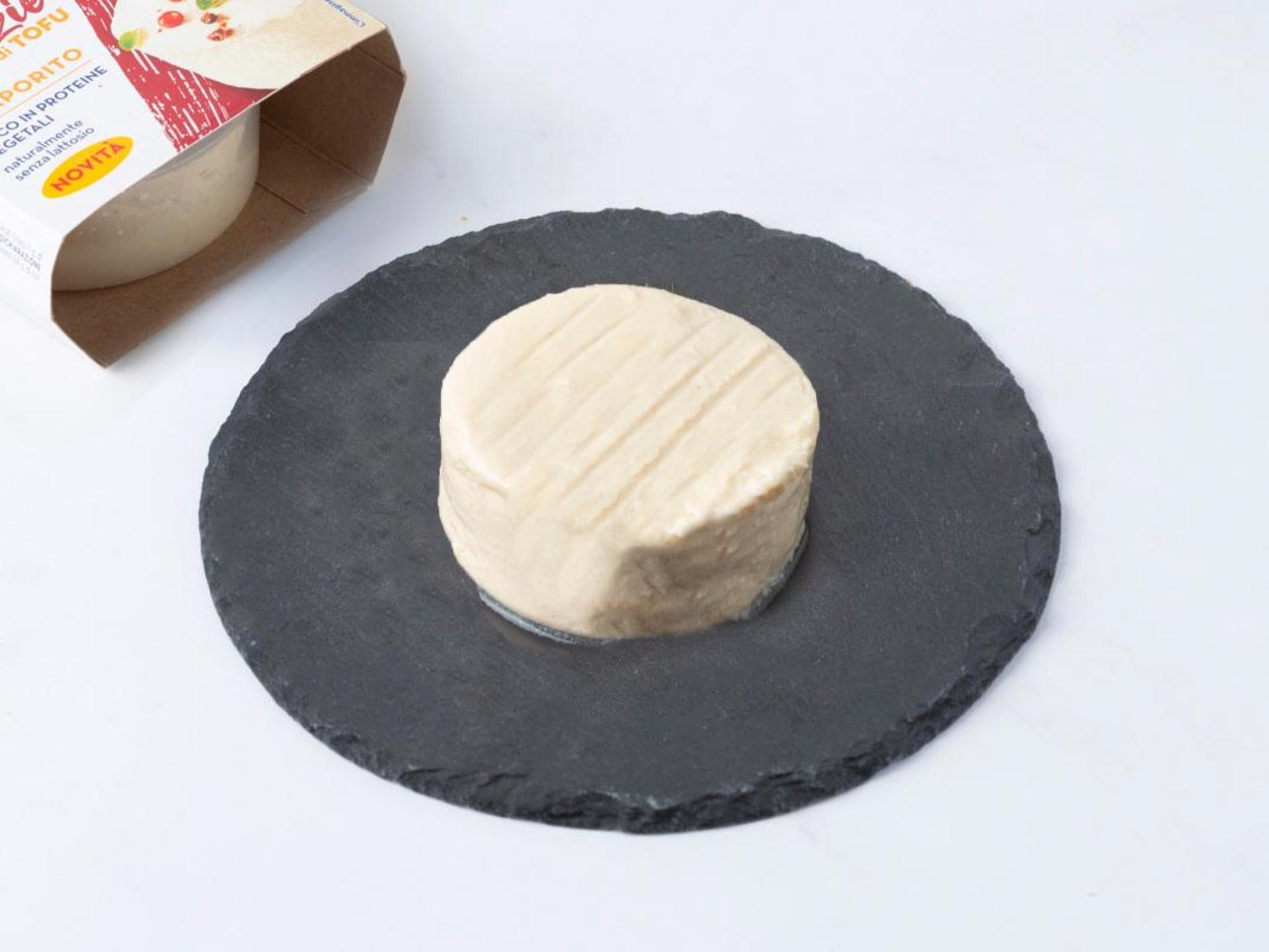 Alternativa vegetale a base di tofu saporito