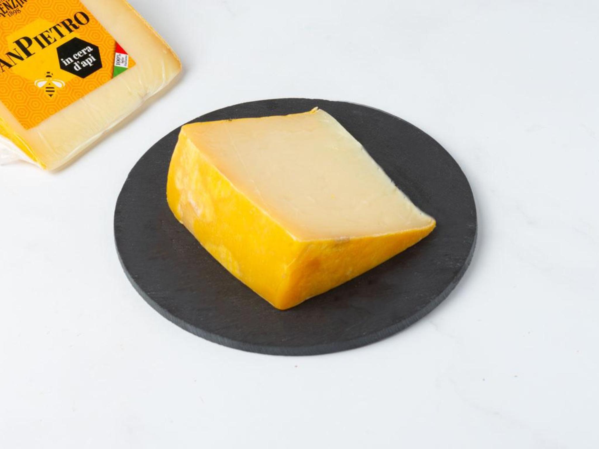 Formaggio affinato in cera d'api