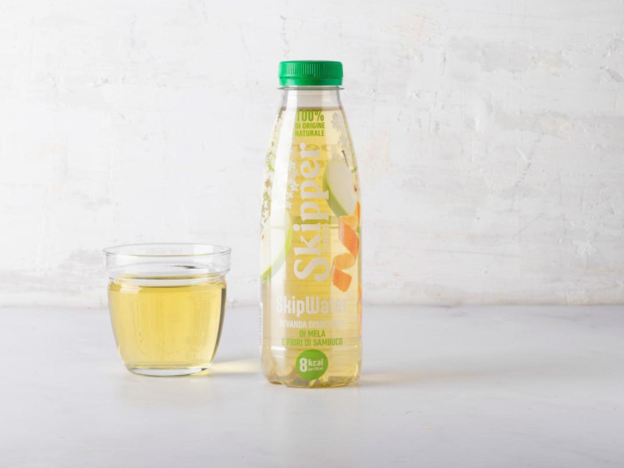 Bevanda dissetante di mela e fiori di sambuco