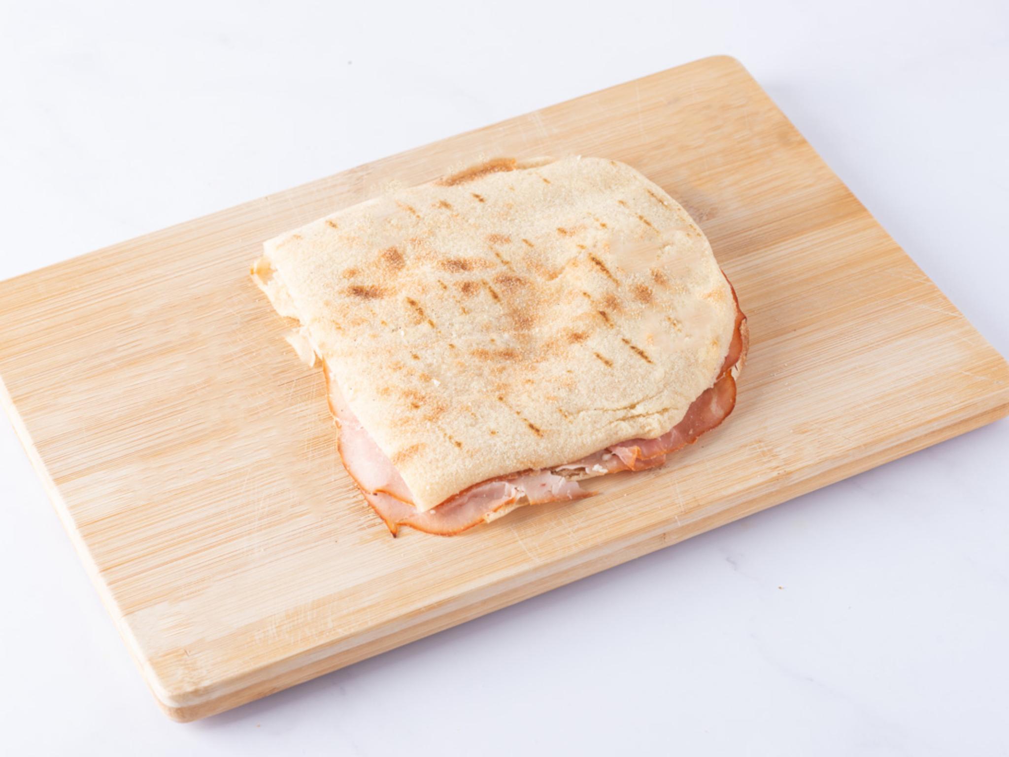 Pinsa prosciutto cotto alla brace e crema di scamorza affumicata