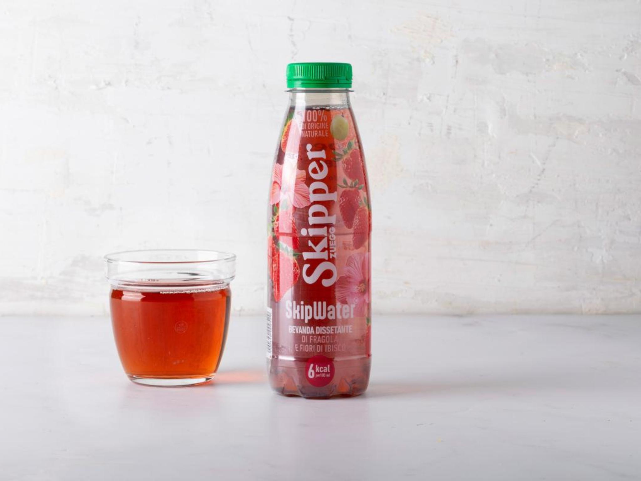 Bevanda dissetante di fragola e fiori di ibisco