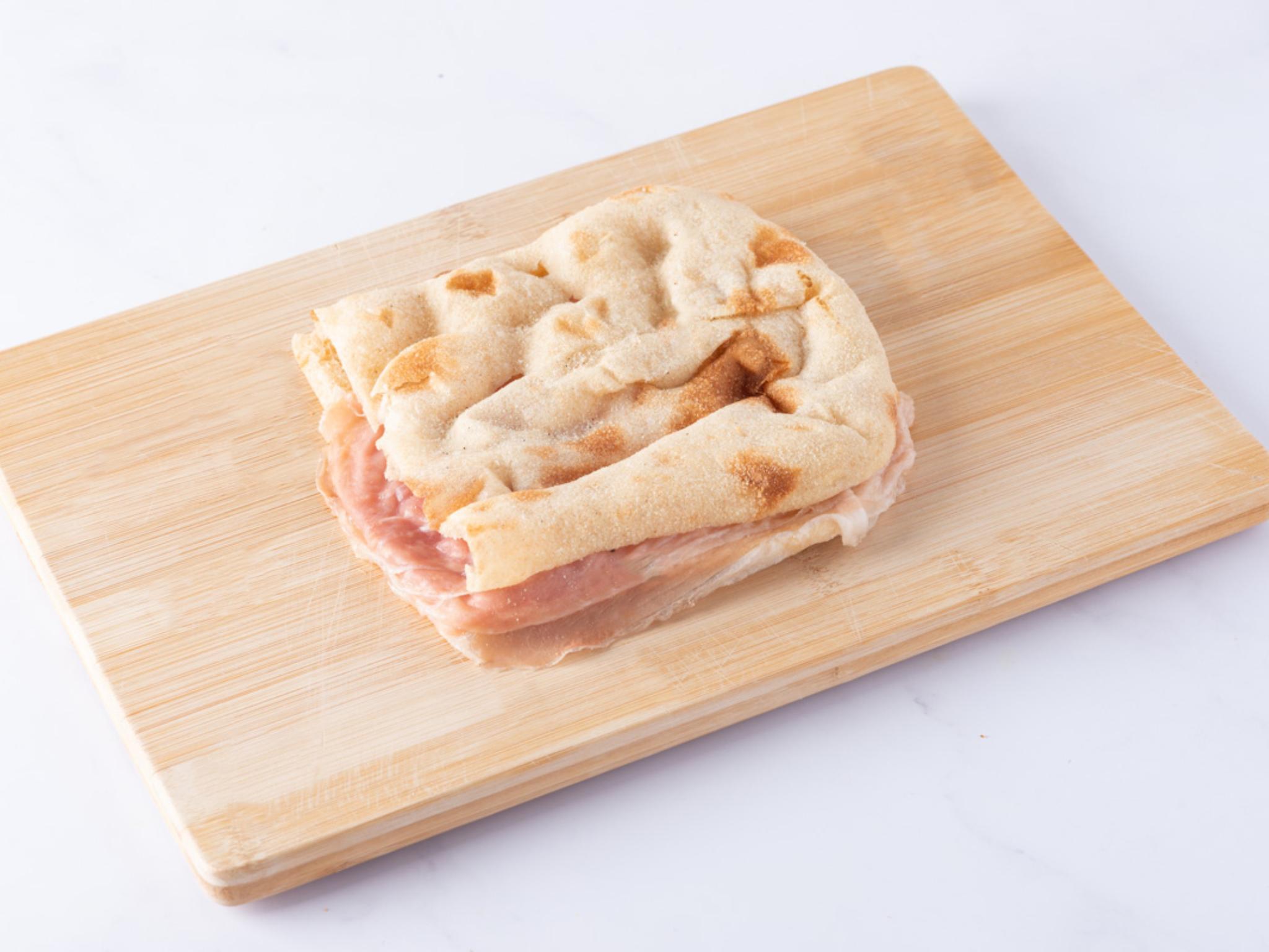 Pinsa con prosciutto crudo e crema di provolone