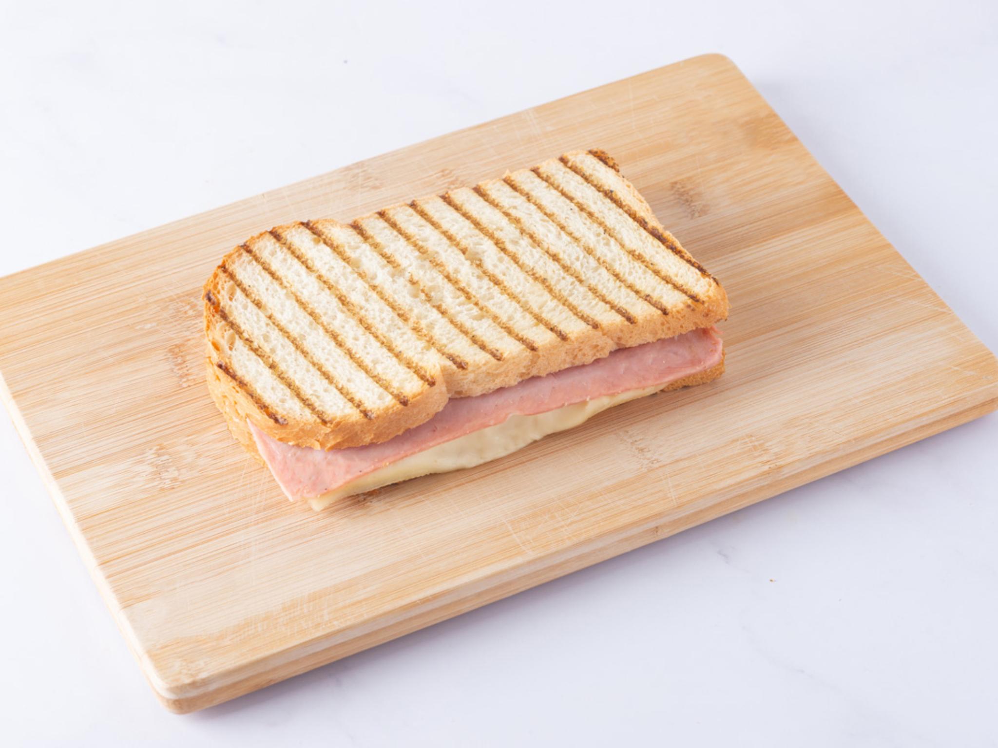 Toast prosciutto cotto e formaggio