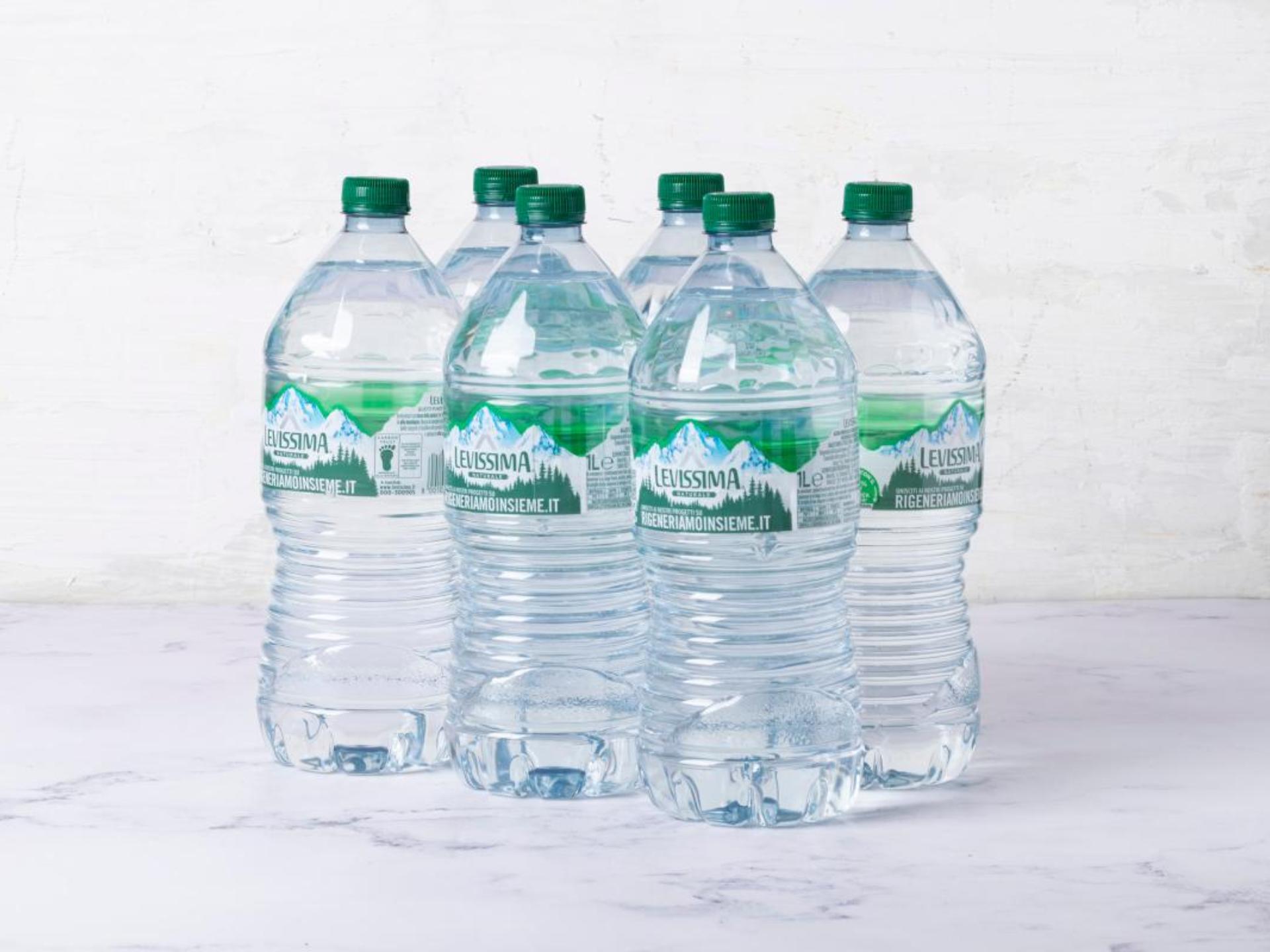 6 Acqua naturale 1,0 lt in R-PET 100%