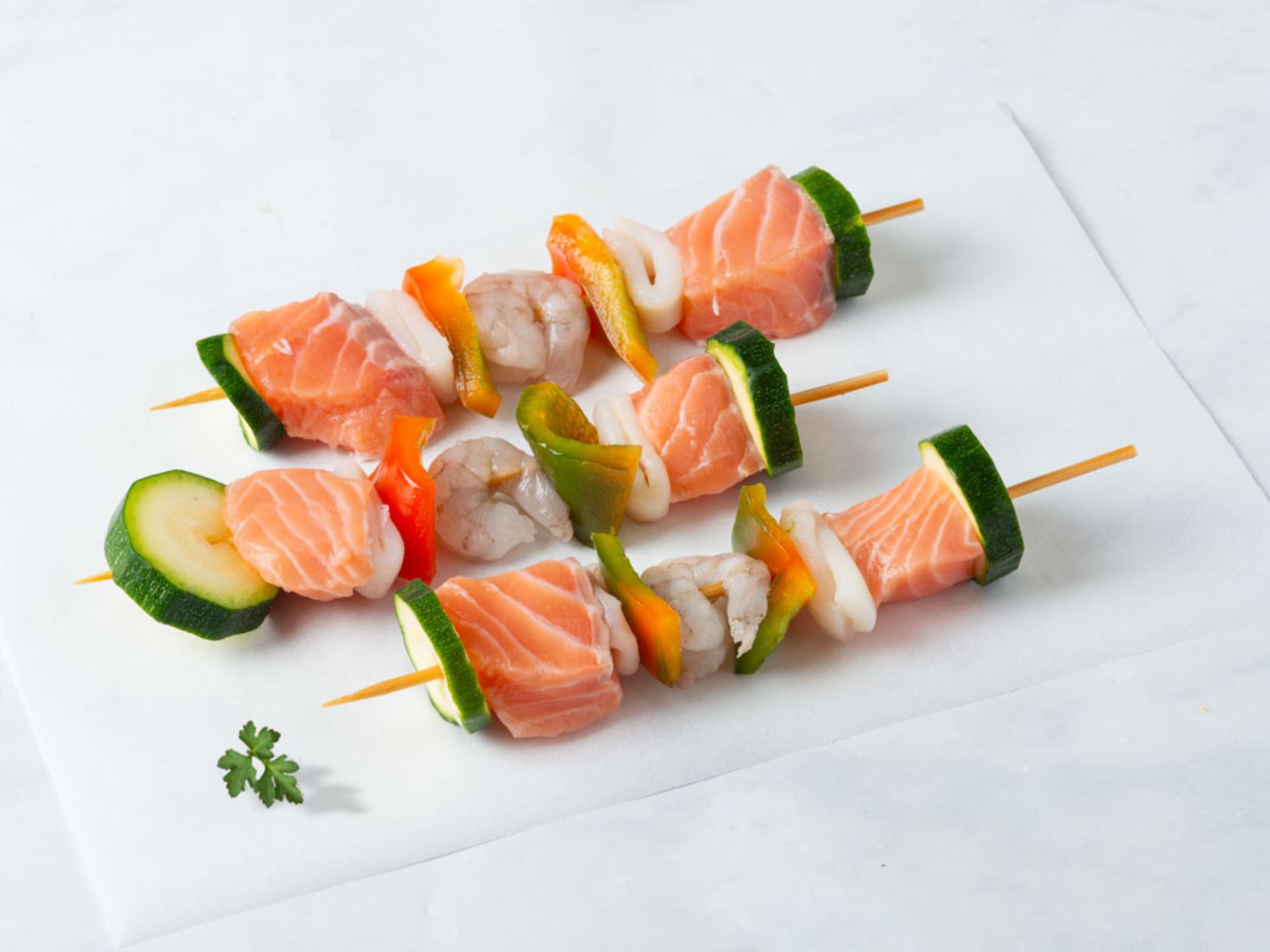 Spiedini misti di pesce con verdure