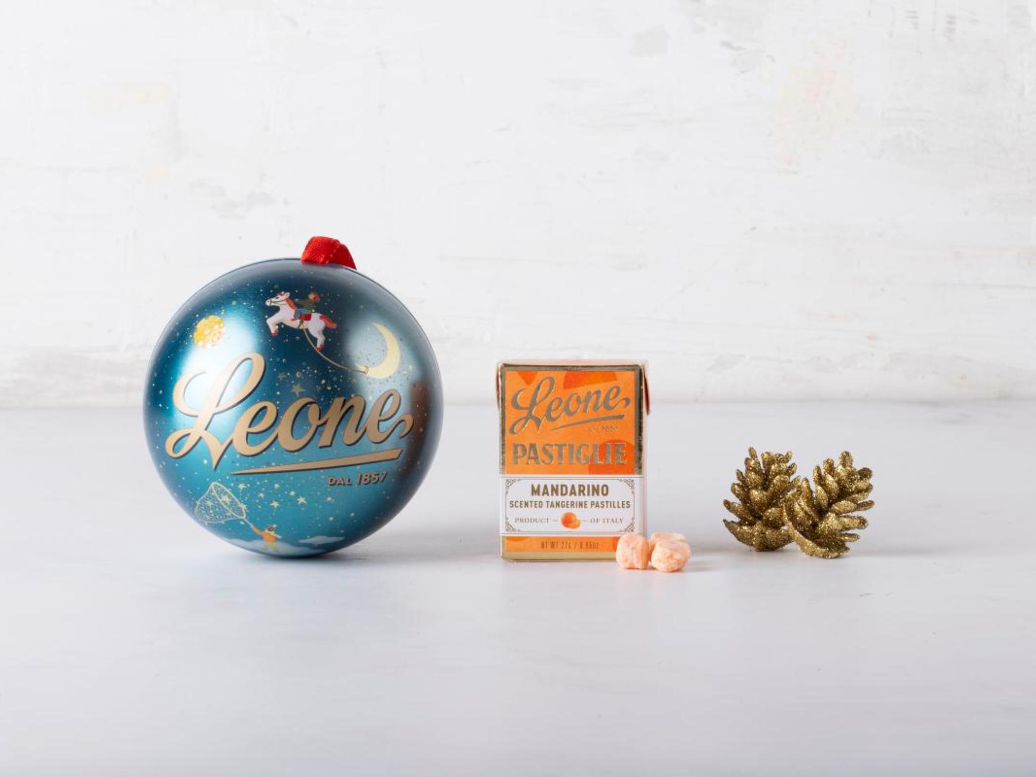 Pallina di Natale con pastiglie dissetanti al mandarino