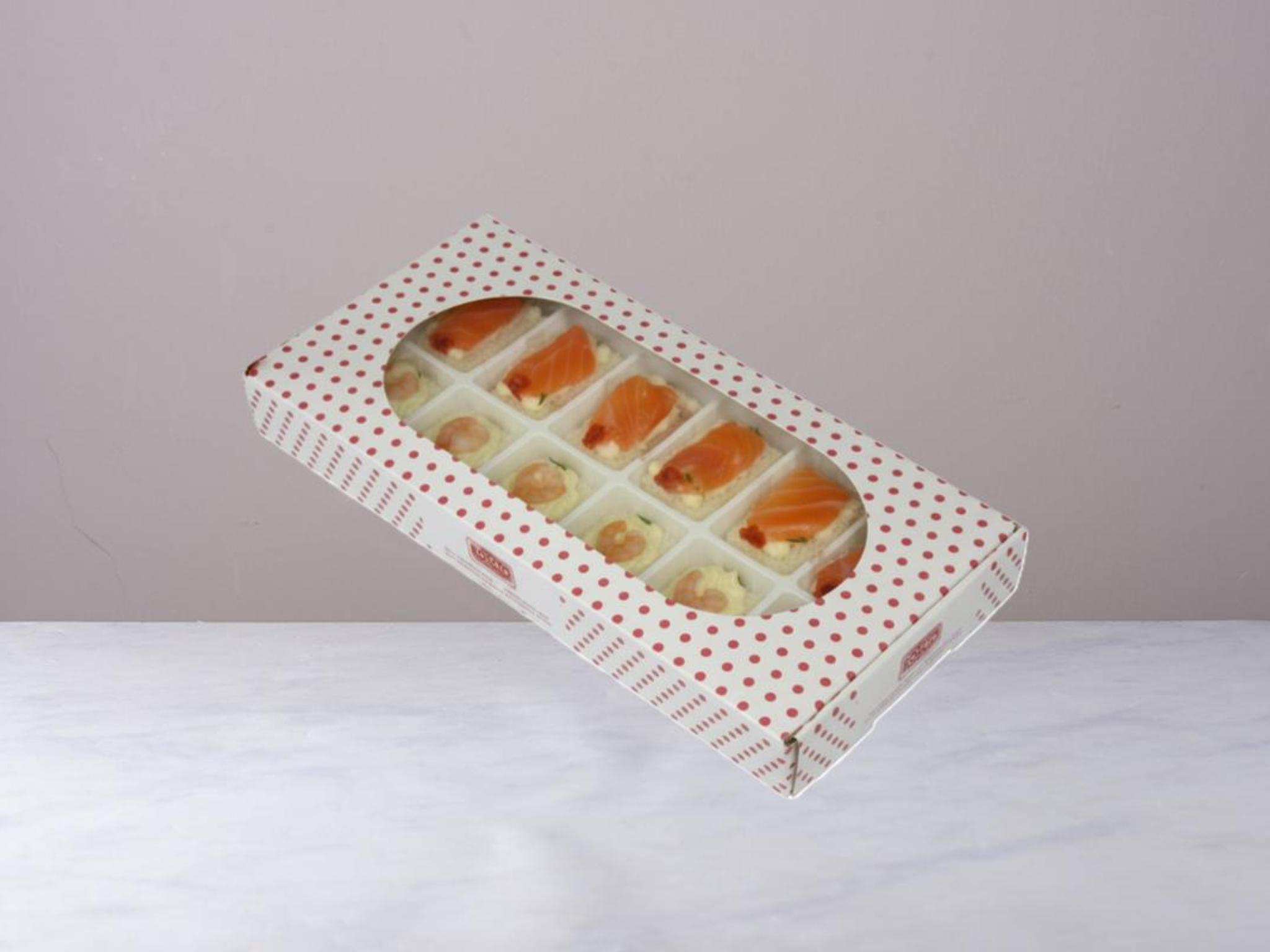 12 Tartine con gamberi e salmone affumicato