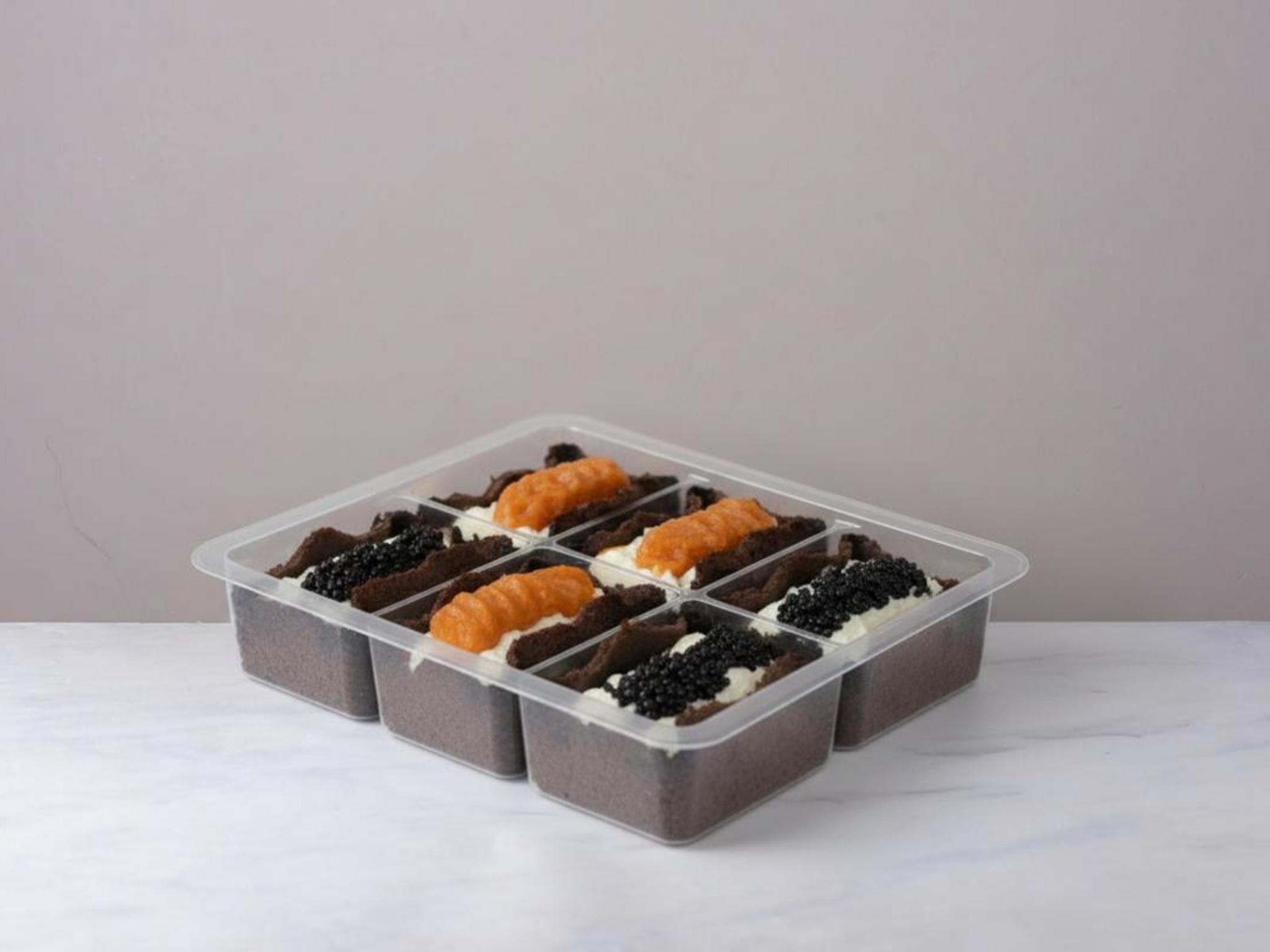 Tartine con verdure e uova di pesce