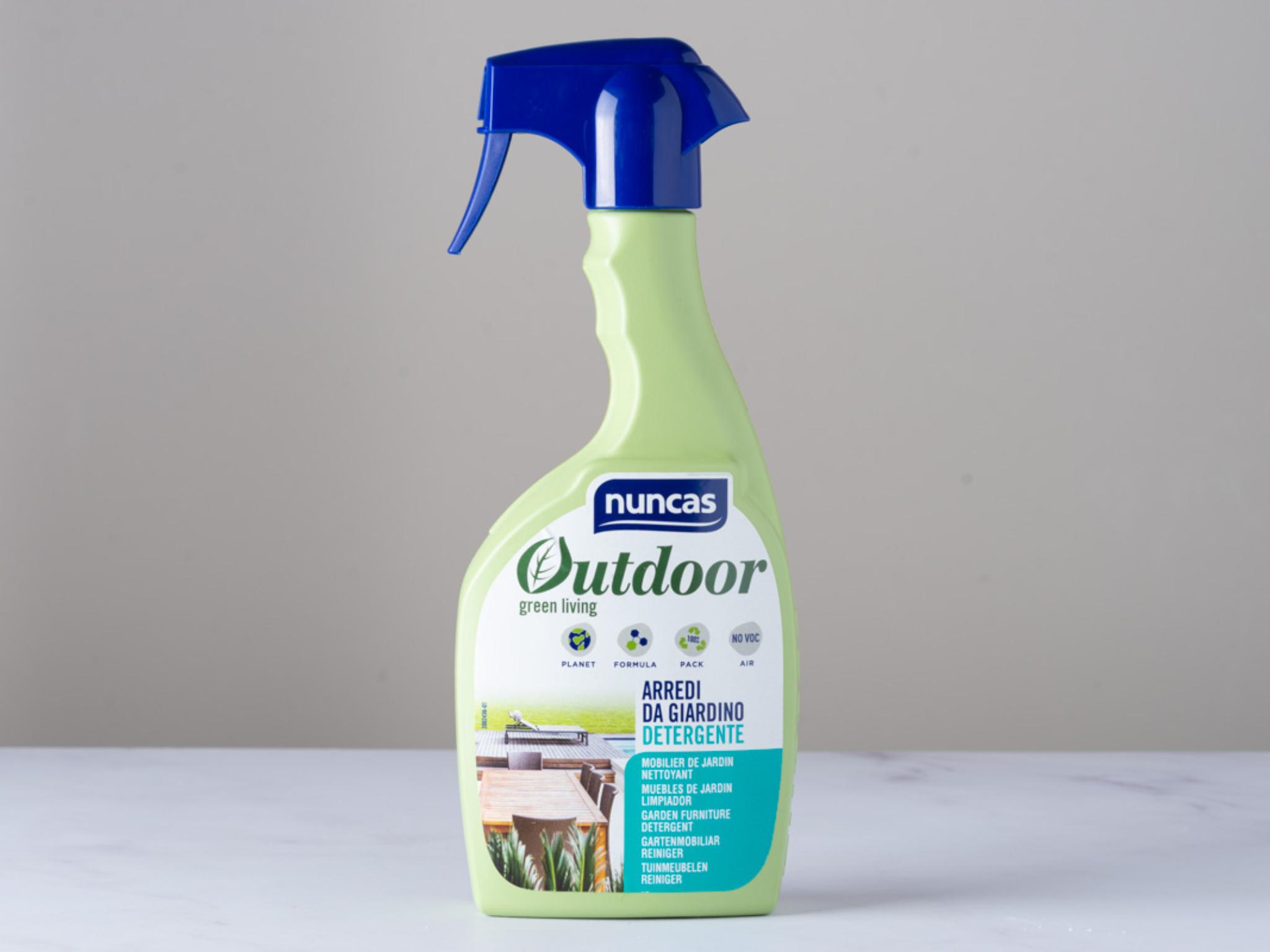 Spray pulizia arredi da giardino
