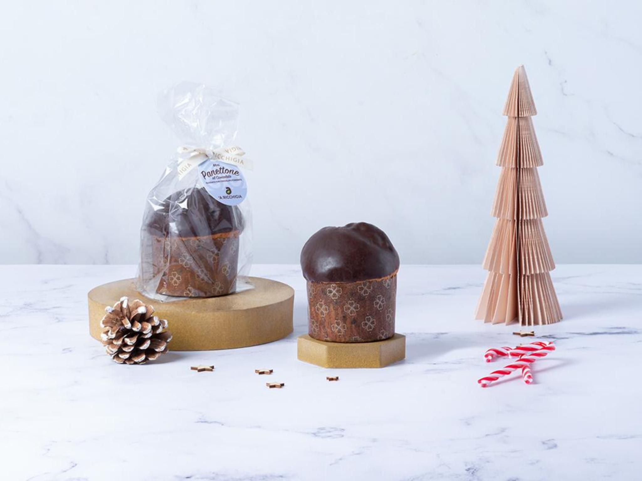 Panettoncino glassato al cioccolato con gocce di cioccolato