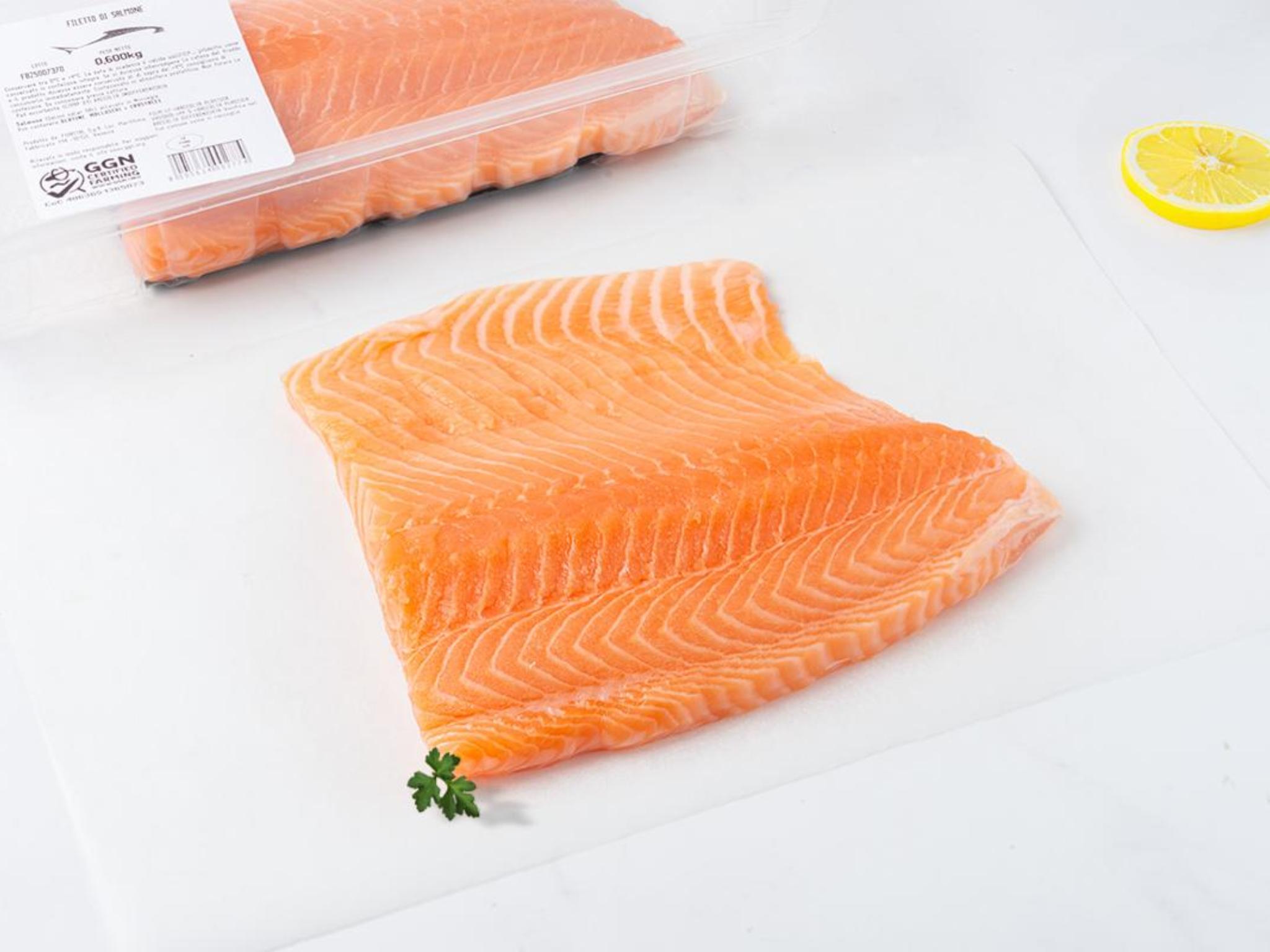 Filetto intero di salmone senza pelle