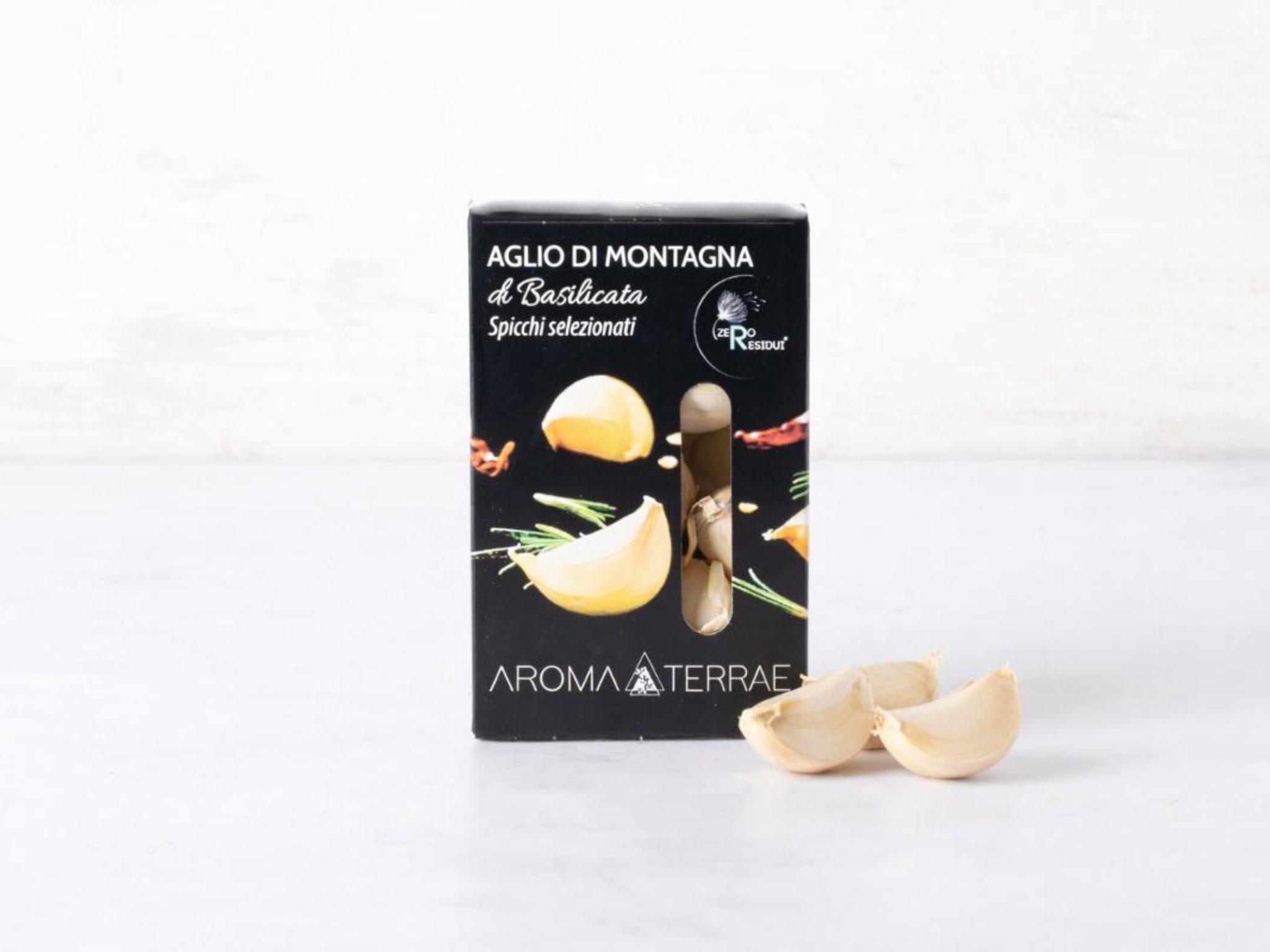 Spicchi di aglio bianco di montagna della basilicata