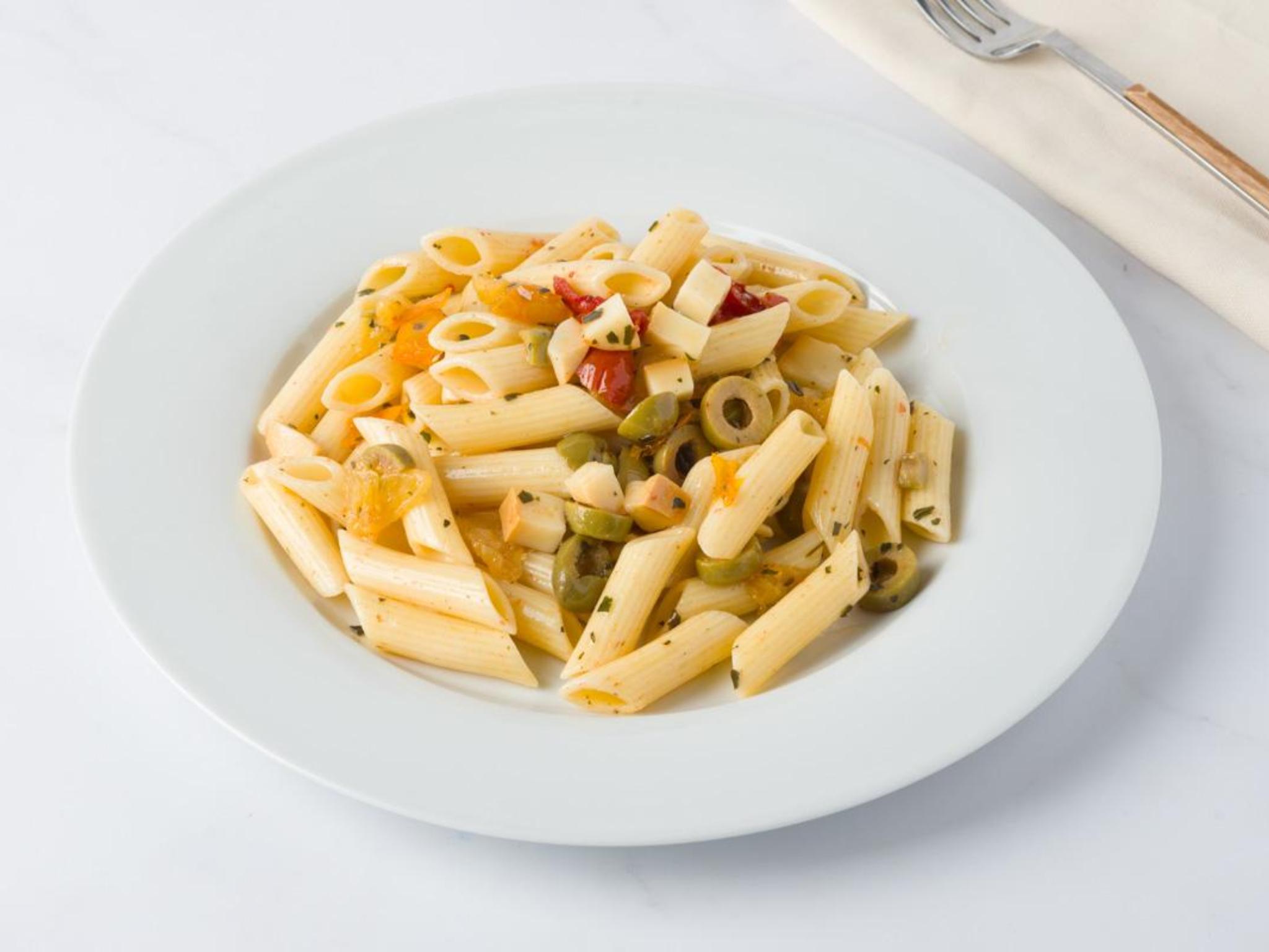 Pasta fredda con olive, provola e pomodori secchi