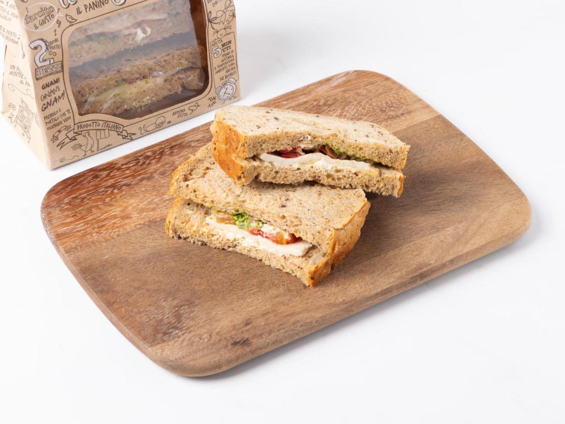 Sandwich vegano farcito con vegeluna, pomodoro fresco e basilico