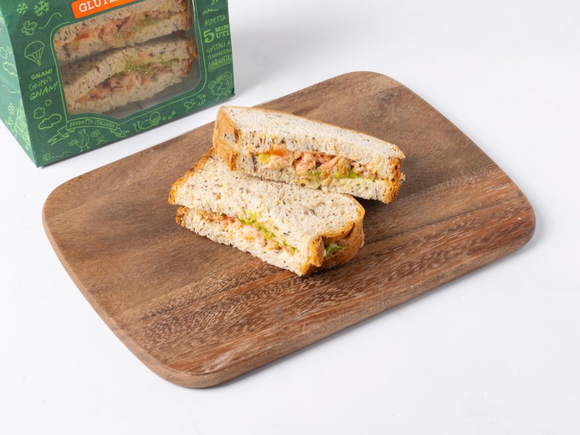 Sandwich farcito con salmone affumicato, zucchine e avocado