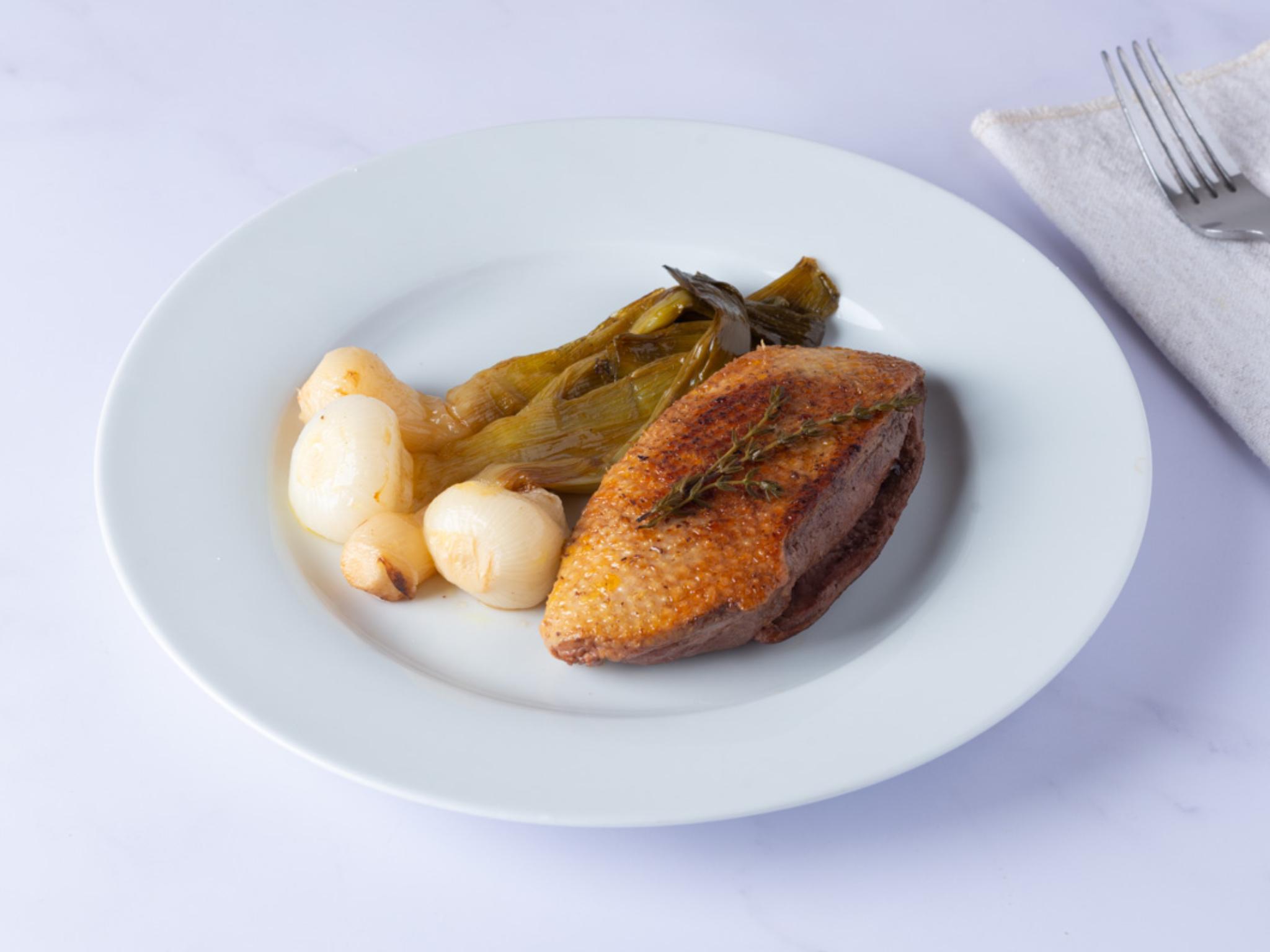 Petto d'anatra con cipollotti glassati