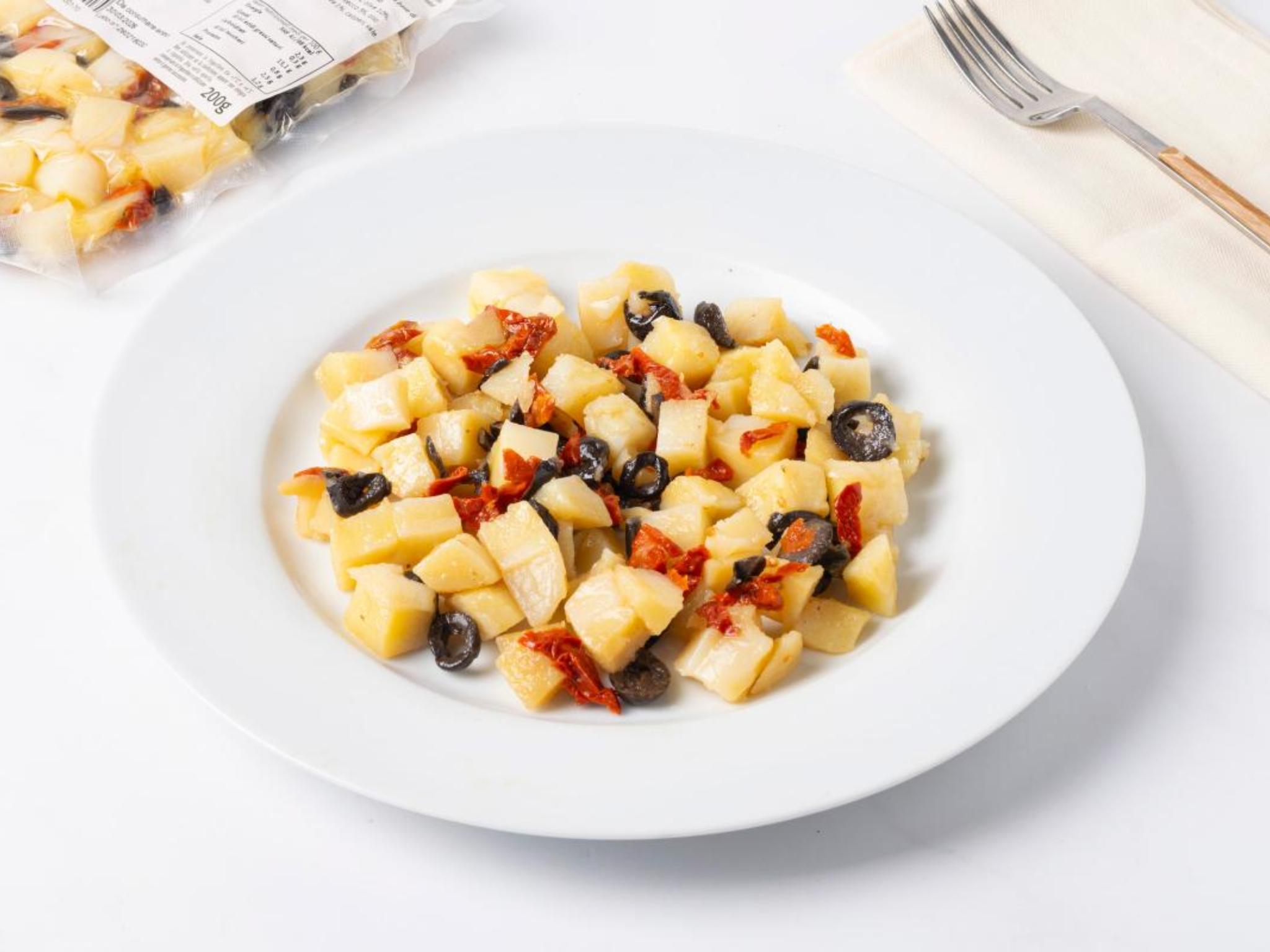 Contorno di patate, olive e pomodorini secchi