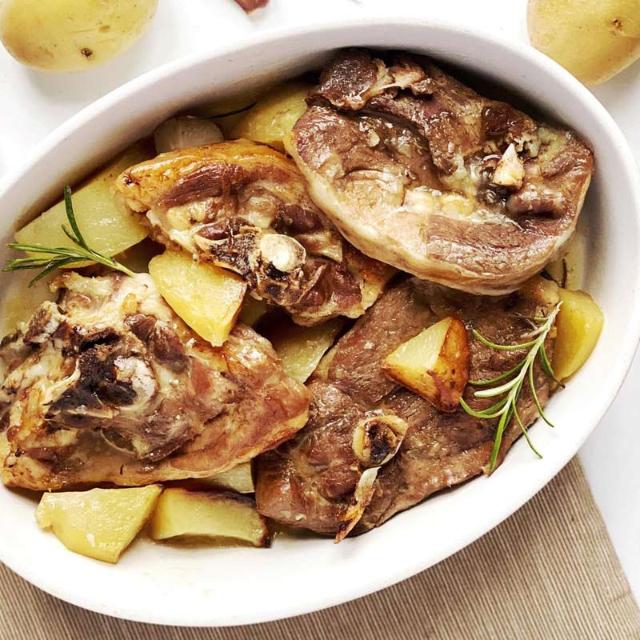 Agnellone al forno con patate e topinambur