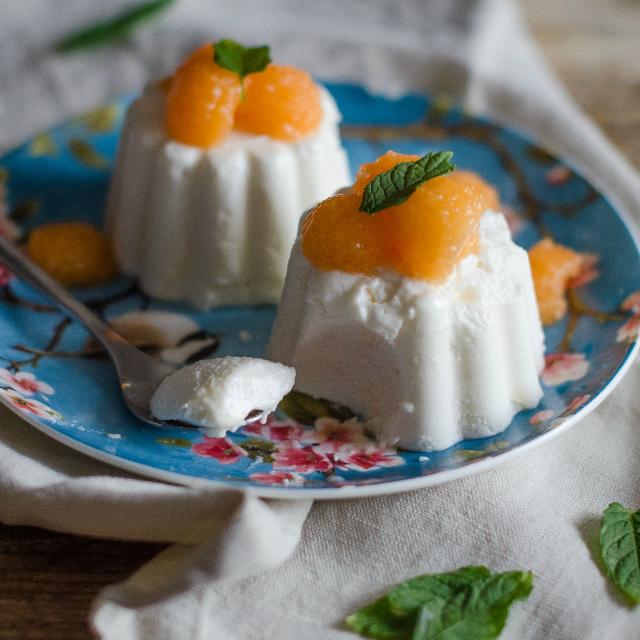 Bavarese di yogurt con melone marinato in limone e menta
