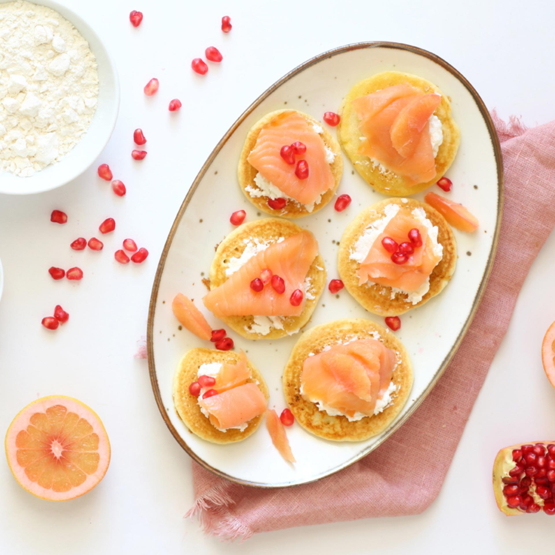 Blinis al salmone con caprino e melagrana