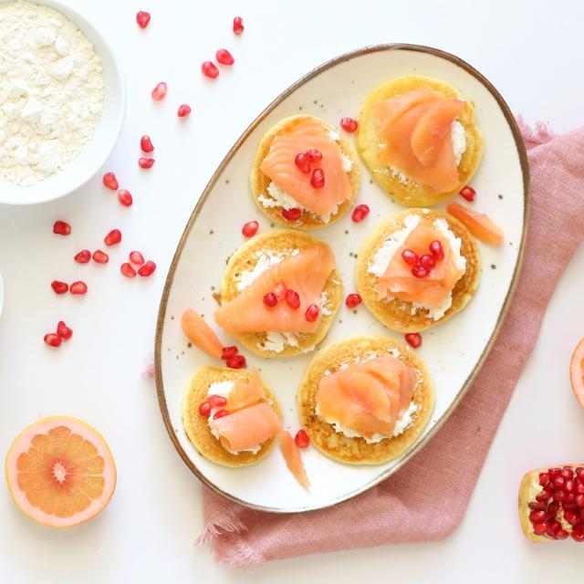 Blinis al salmone con caprino e melagrana