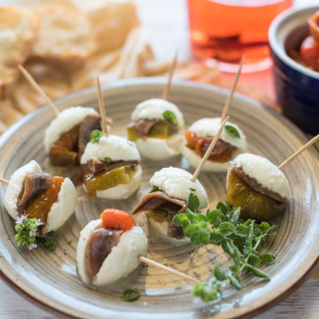 Bocconcini di mozzarella con acciughe e peperoni