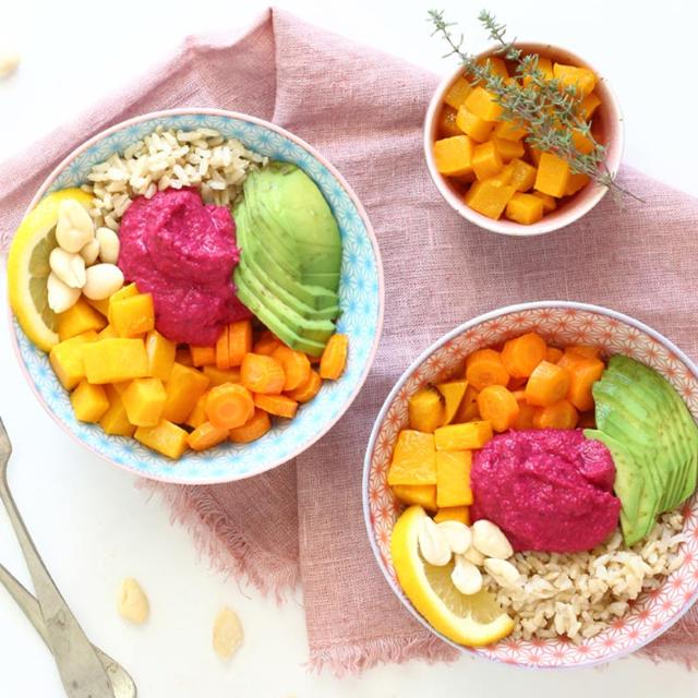 Bowl con riso, zucca e hummus di barbabietola