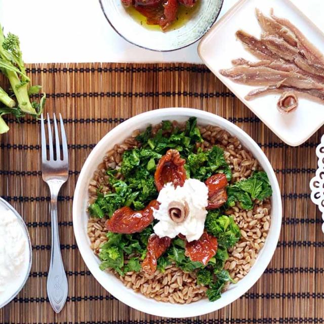 Bowl pugliese con stracciatella e cime di rapa