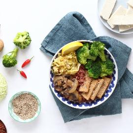 Bowl sportiva con tofu, broccoli e funghi