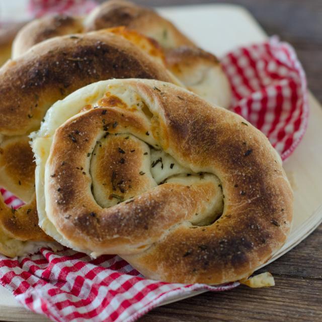 Bretzel ripieni di mozzarella