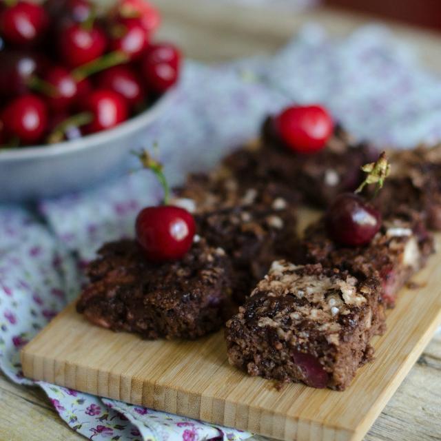 Brownies di pane con ciliegie e cacao