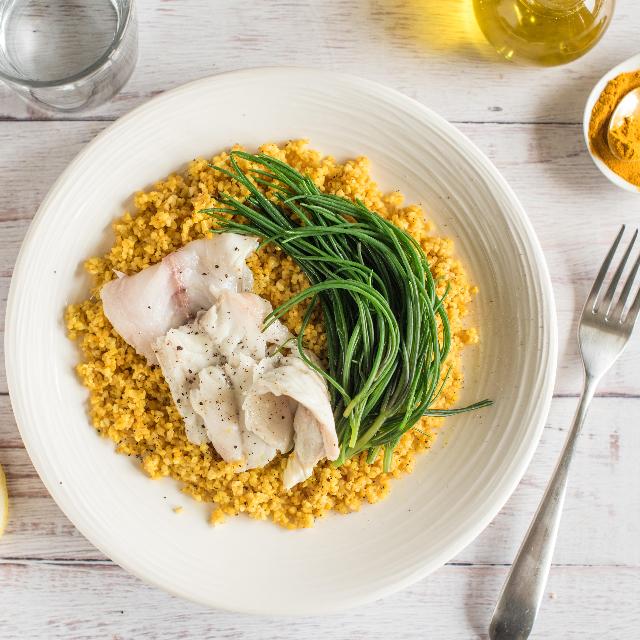 Bulgur alla curcuma con carpaccio di branzino e agretti