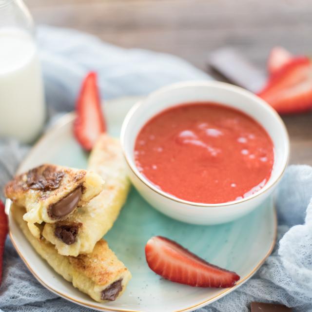 Cannoli di pane con salsa di fragole