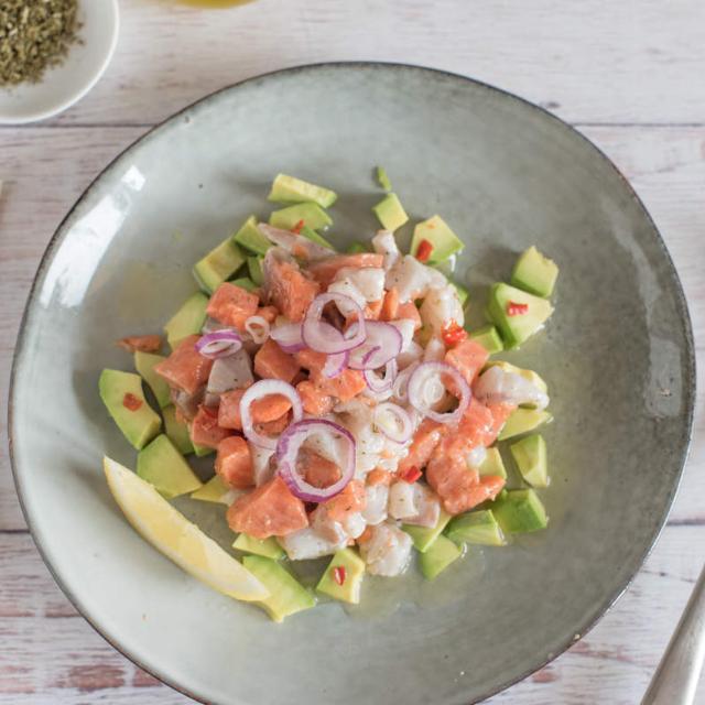 Ceviche di branzino e salmone con avocado