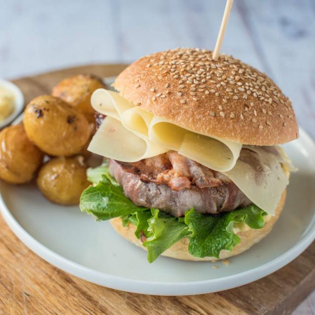 Cheeseburger con patate arrosto
