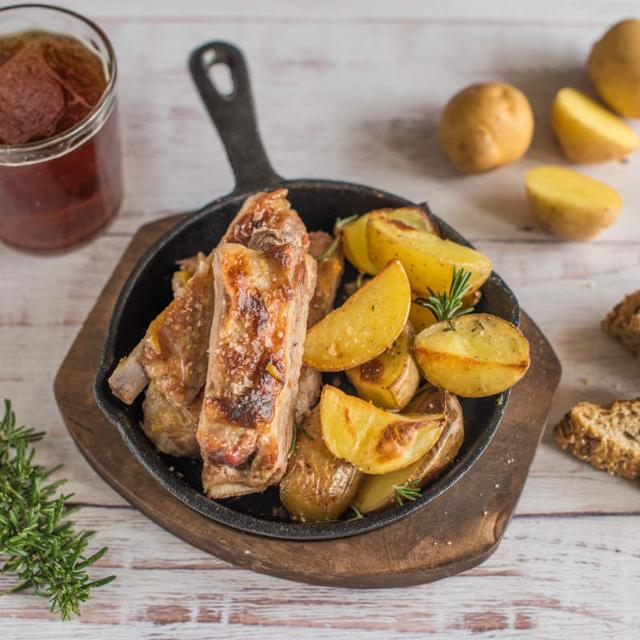 Costine di maiale marinate nella birra con patate