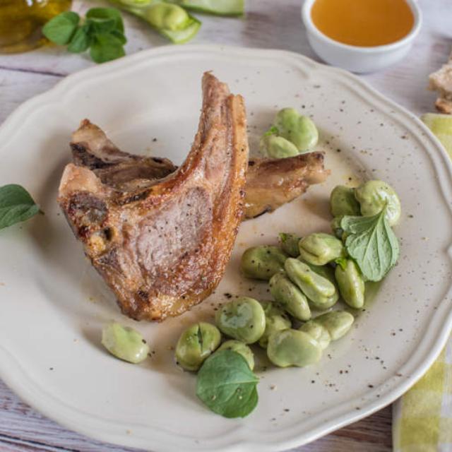 Costolette d'agnello glassato al miele con fave