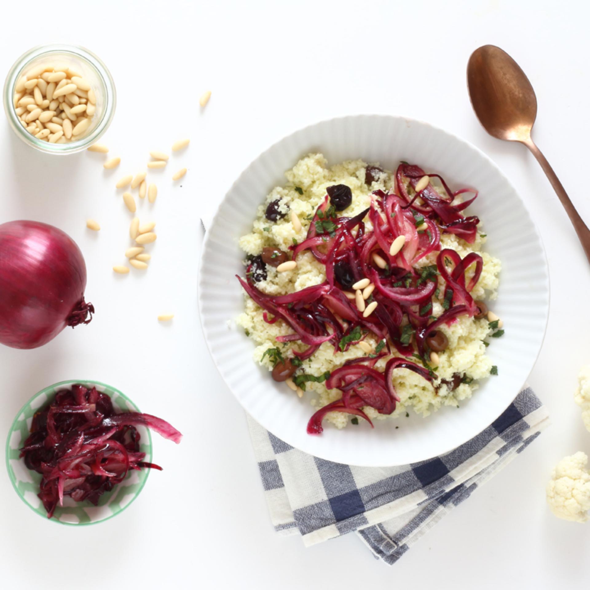 Cous Cous di cavolfiore con cipolle caramellate, olive e pinoli