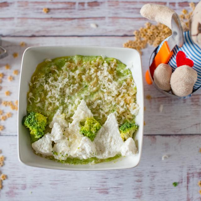 Crema di broccoli e ricotta con stelline