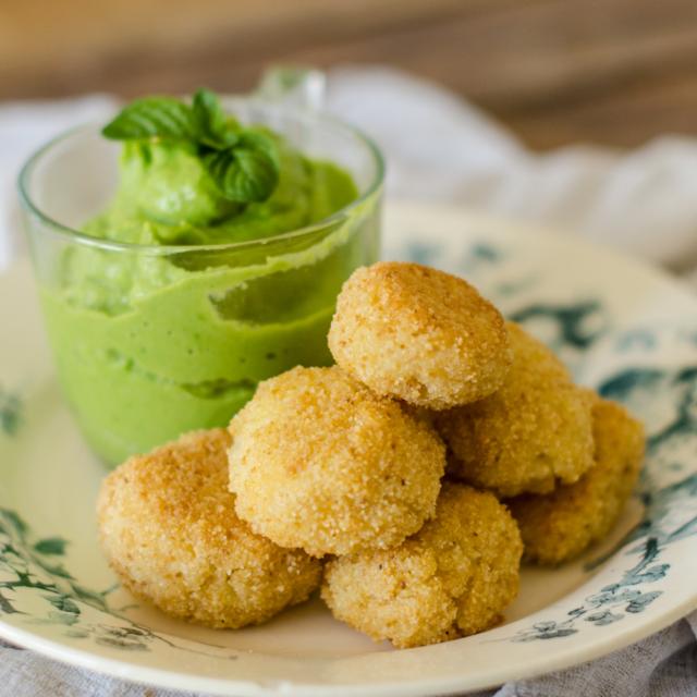 Crocchette di riso con salsa di avocado