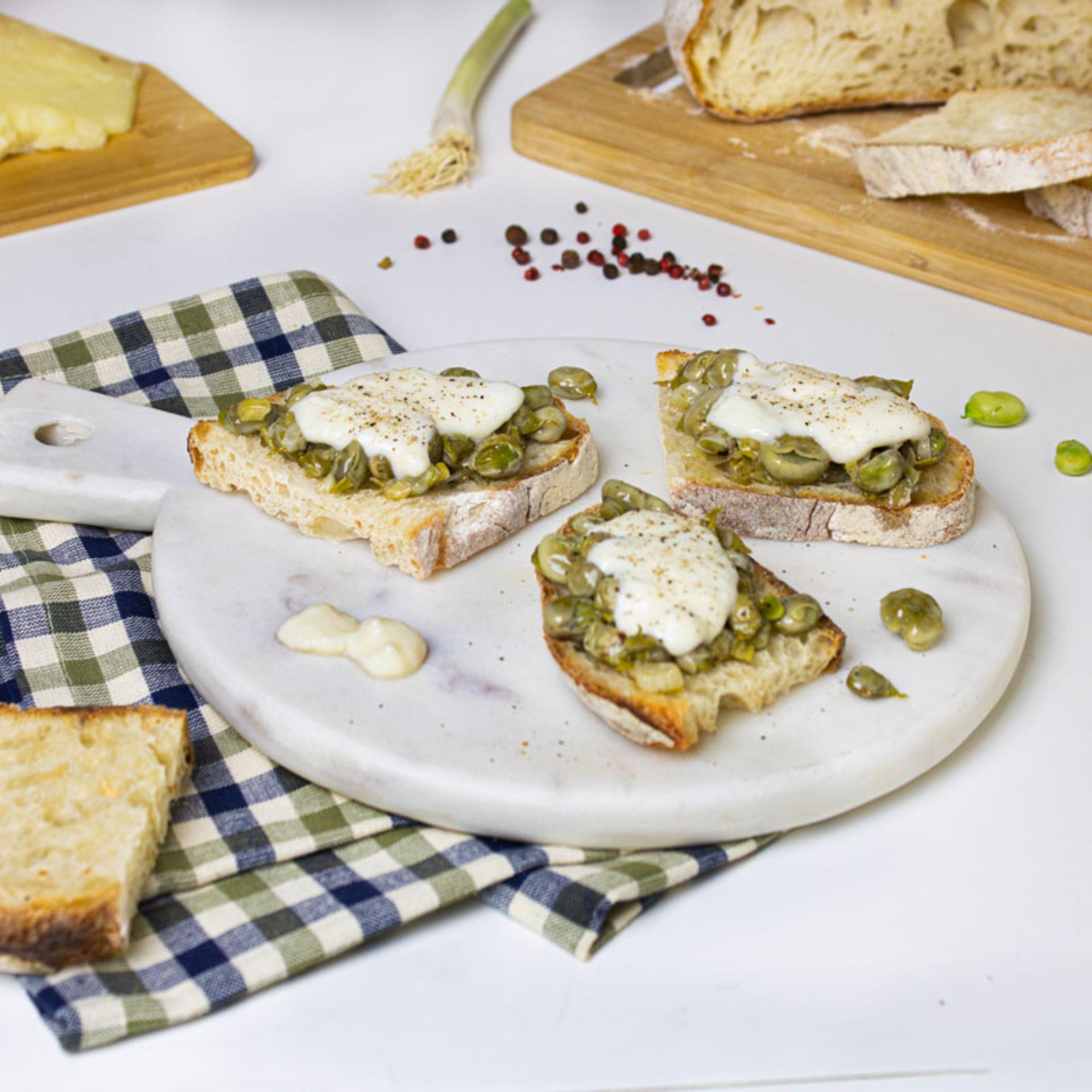 Crostini con fave e fonduta di pecorino