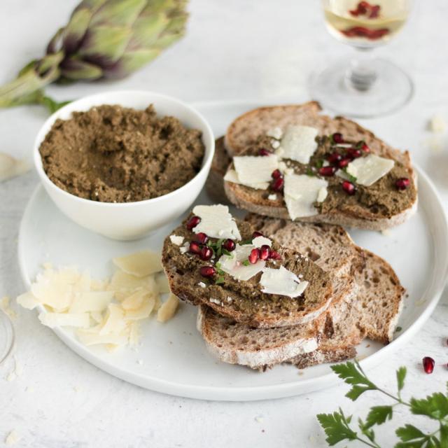 Crostini con patè di carciofi e grana