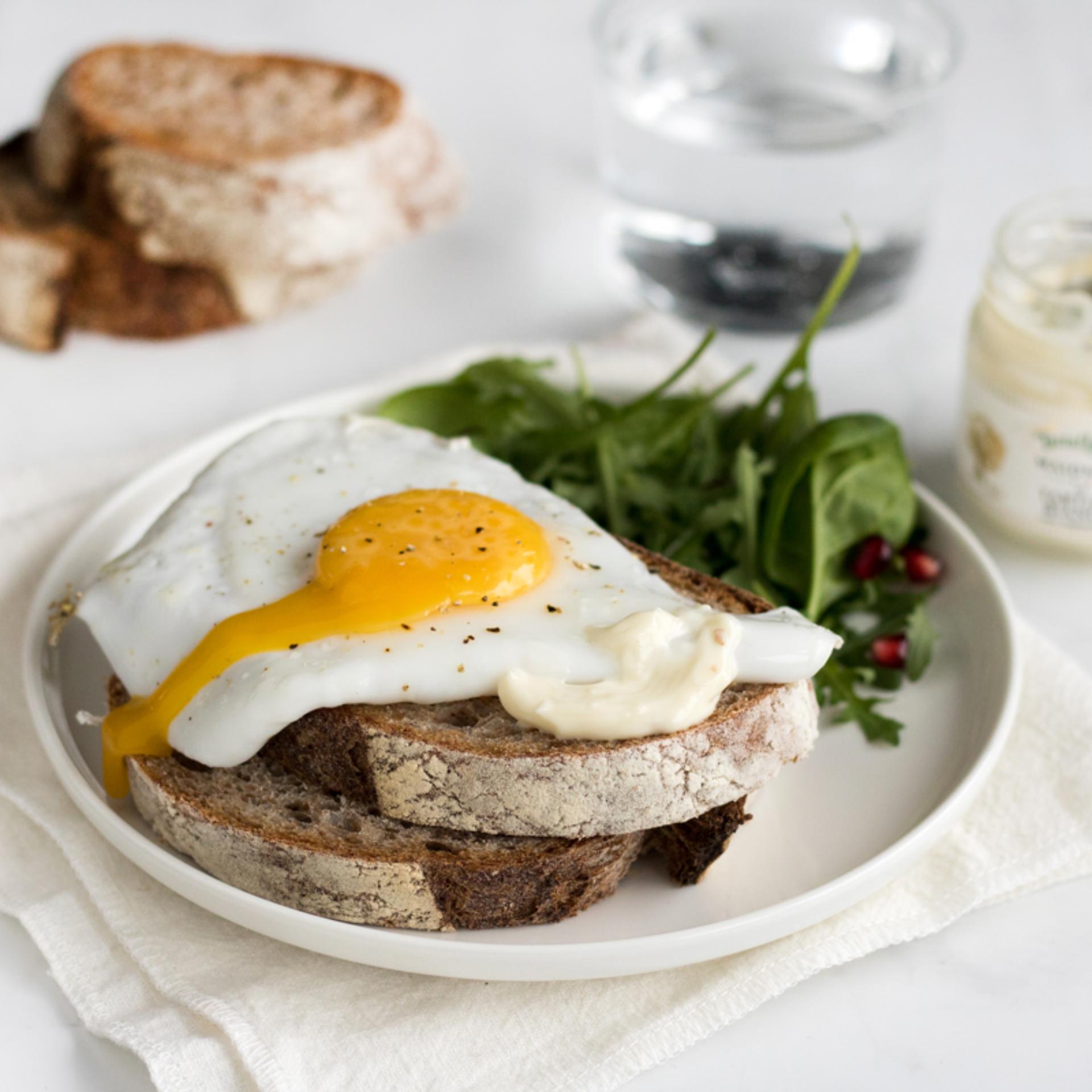 Crostino con uovo e mayo al tartufo