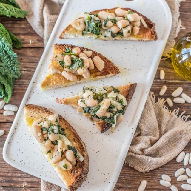 Crostone di cavolo nero e cannellini