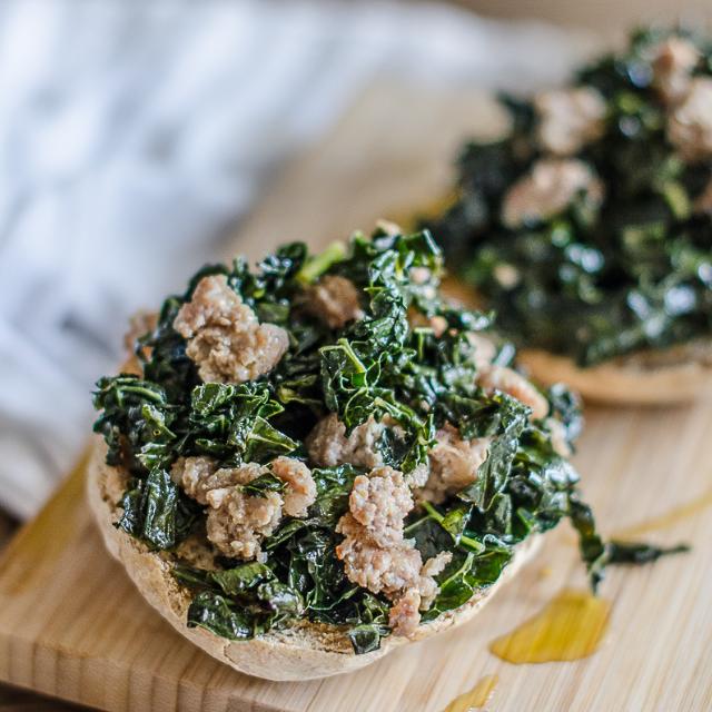 Crostoni al cavolo nero e salsiccia