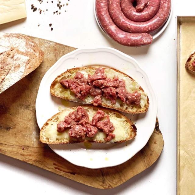 Crostoni con salsiccia di Bra e formaggio di Bra